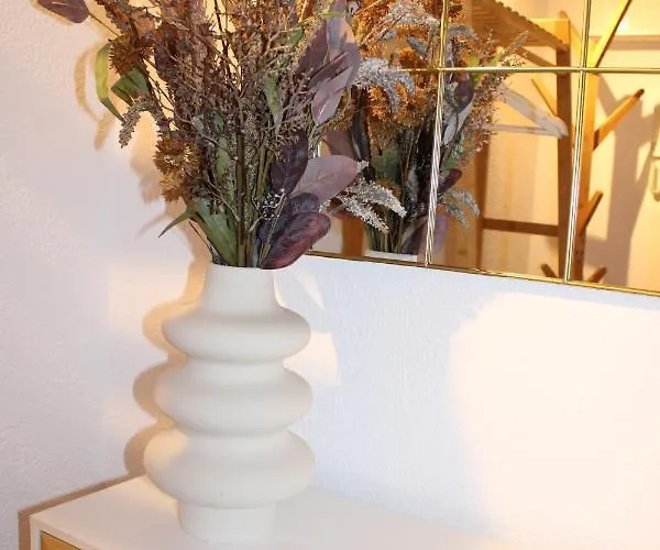 Lejlighed Stilvolle Altbauwohnung - Parkplatz, Wlan, Netflix, Zentrum